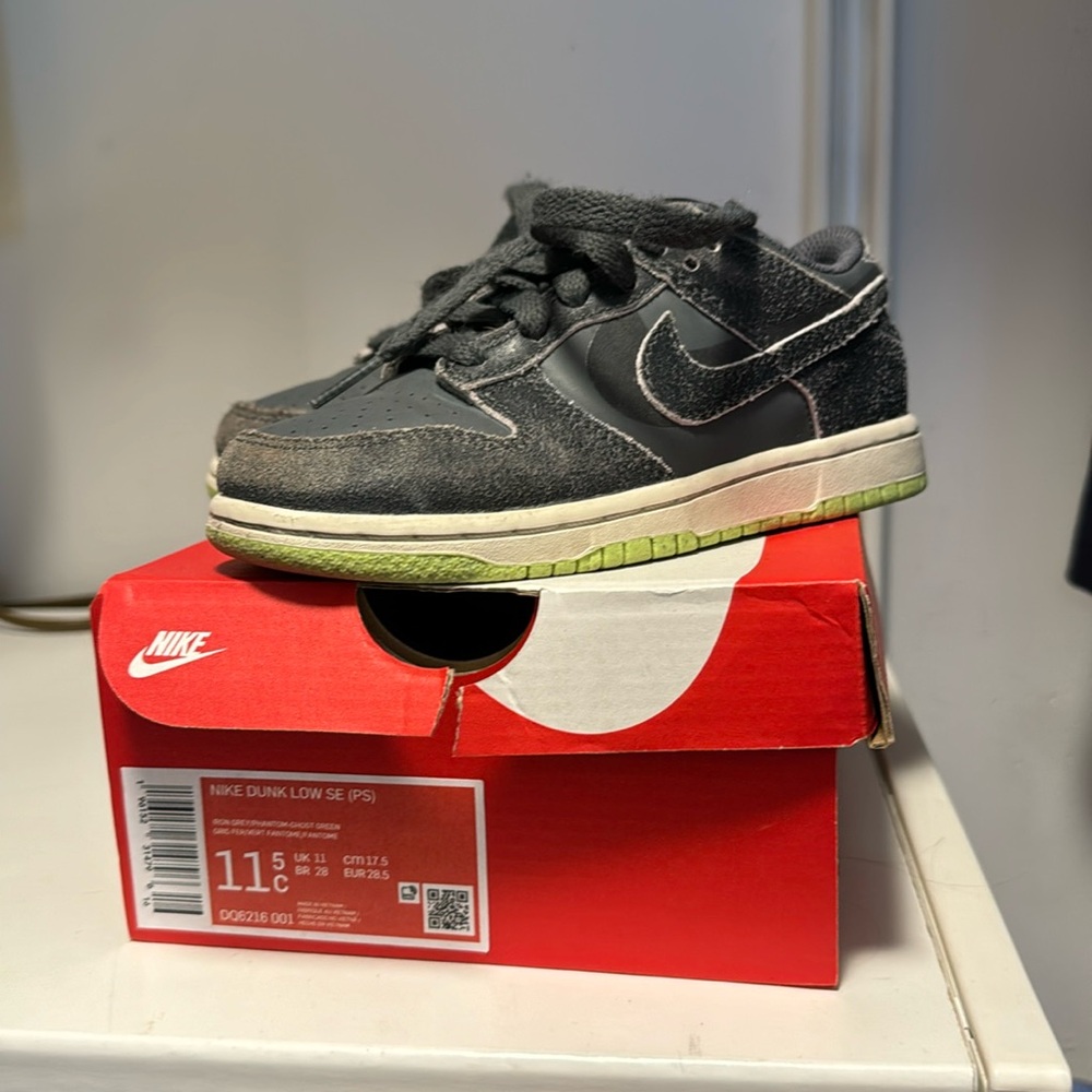 Kids Nike dunk low. Gray/green. Size 11.5C